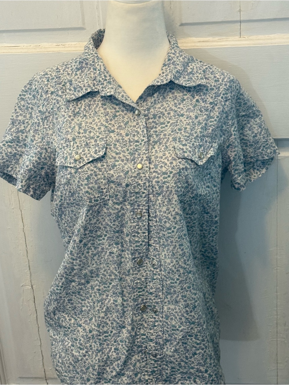 Vintage 90s Wrangler Blue Floral Short Sleeve Western Shirt light weight